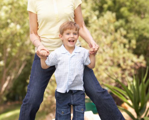 Moeder met zoon springen