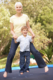 Moeder met zoon springen