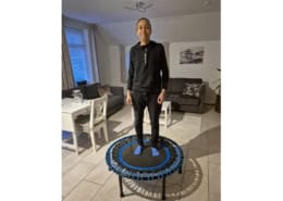 Leefstijlarts Celeste Hoff op een Flexbounce mini-trampoline